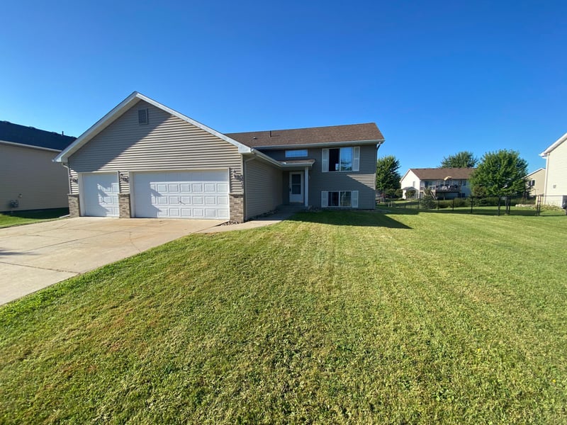 609 Dogwood St NE, Lonsdale, MN 55046