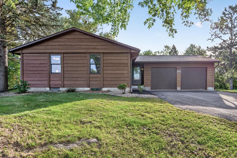 1938 Edgerton St, Maplewood, MN 55117