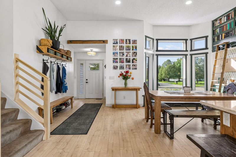 7758 Upper 23rd St N, Oakdale, MN 55128