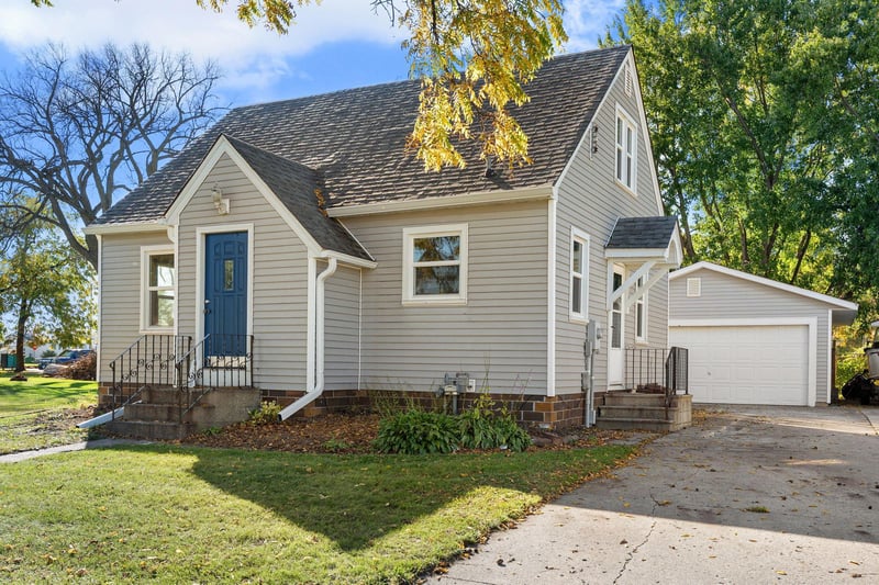 918 3rd St SW, Waseca, MN 56093