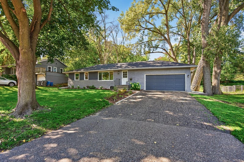 2731 Lee Ave N, Golden Valley, MN 55422