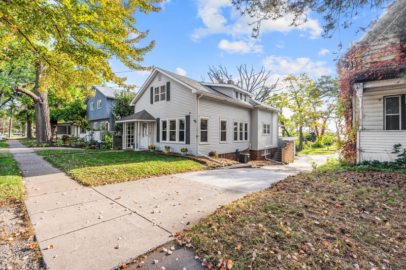 467 N Shore Dr, Forest Lake, MN 55025