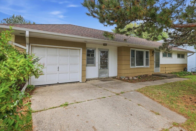 1677 Rose Pl, Roseville, MN 55113