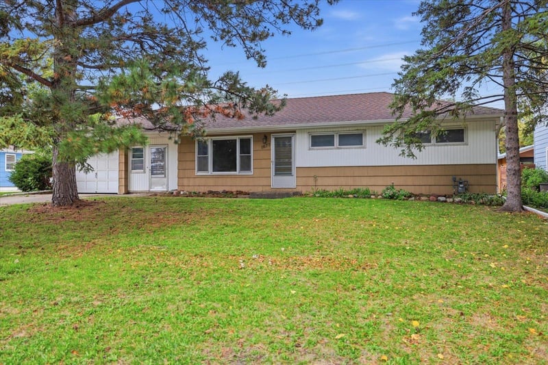 1677 Rose Pl, Roseville, MN 55113