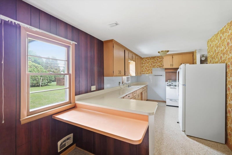 1677 Rose Pl, Roseville, MN 55113