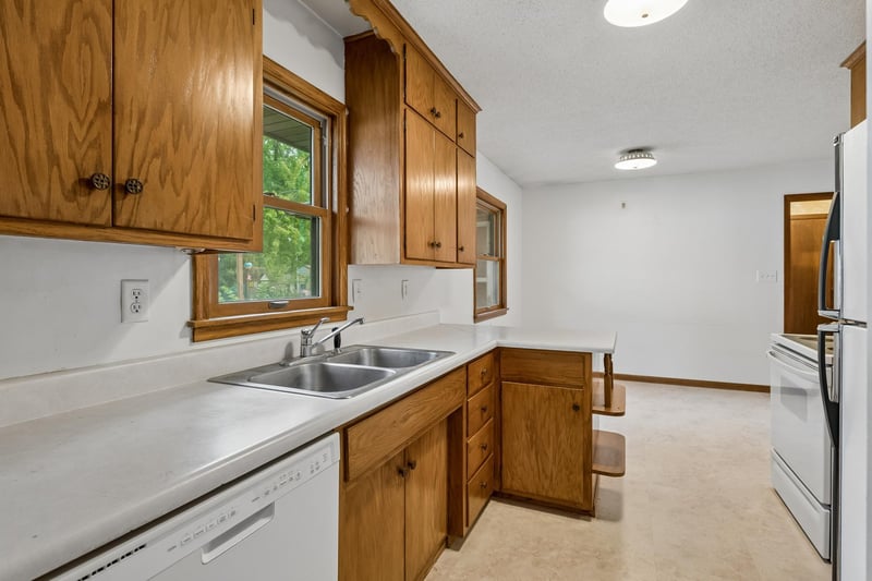 2267 Mohawk Rd E, North Saint Paul, MN 55109
