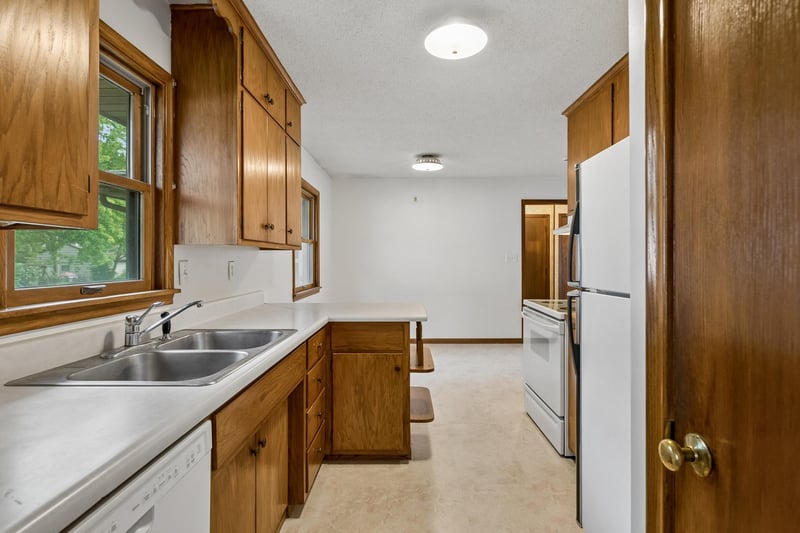 2267 Mohawk Rd E, North Saint Paul, MN 55109