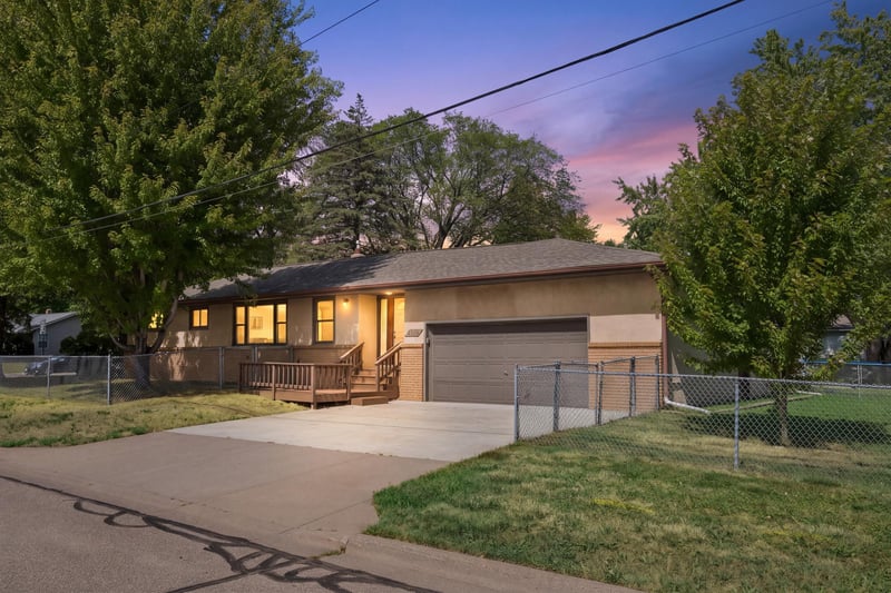 2267 Mohawk Rd E, North Saint Paul, MN 55109
