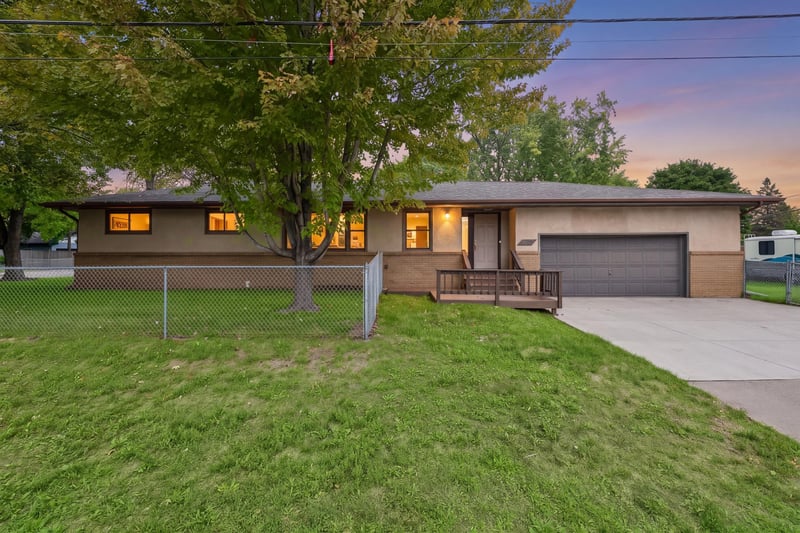 2267 Mohawk Rd E, North Saint Paul, MN 55109