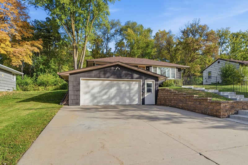 443 Eldridge Ave W, Roseville, MN 55113