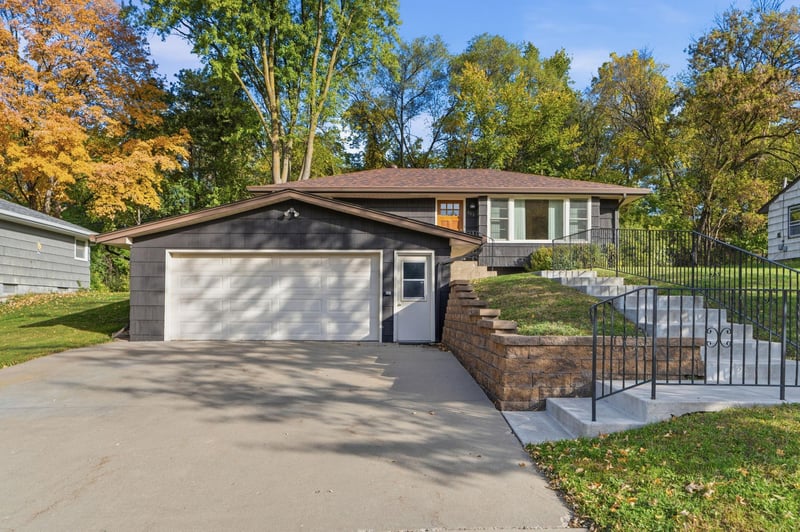 443 Eldridge Ave W, Roseville, MN 55113