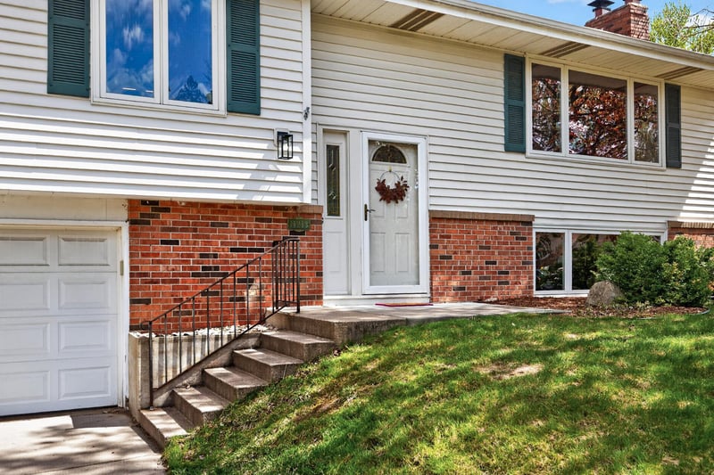 11213 River Hills Dr, Burnsville, MN 55337
