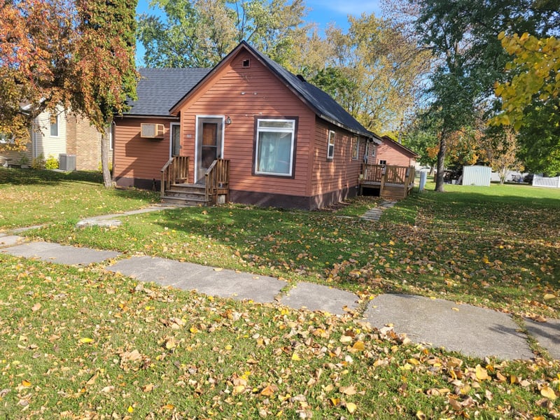 614 S Douglas Ave, Hallock, MN 56728