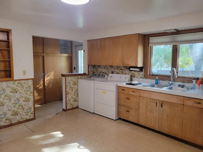 614 S Douglas Ave, Hallock, MN 56728