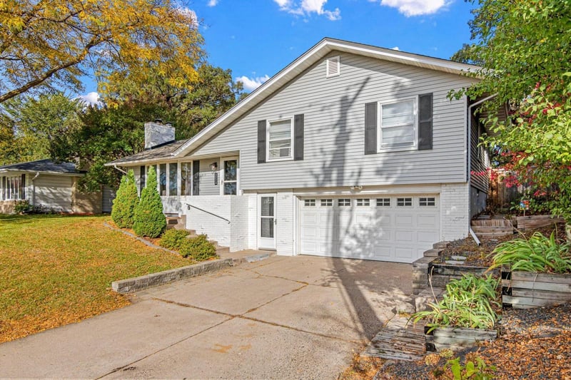 5024 W 70th St, Edina, MN 55439