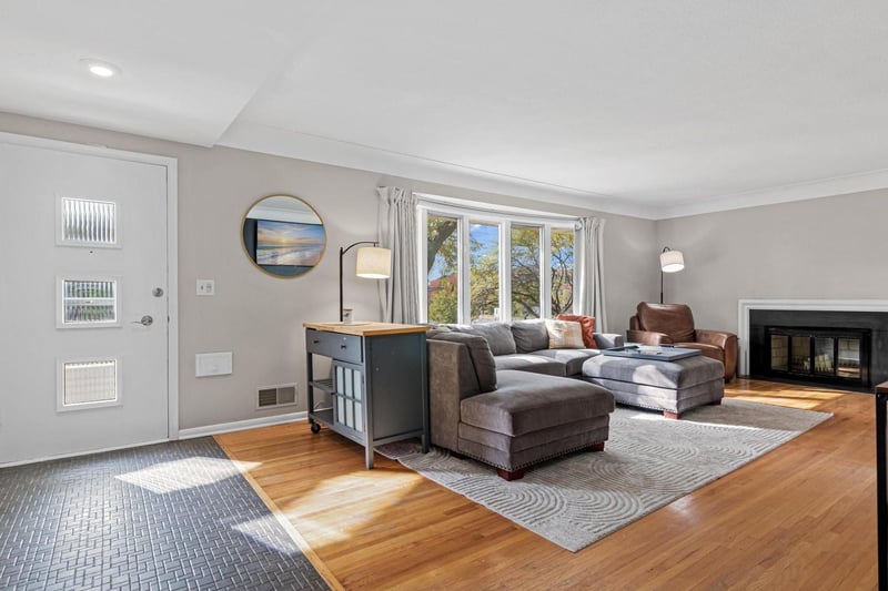 5024 W 70th St, Edina, MN 55439