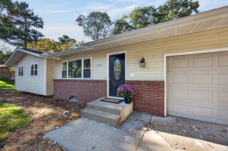 2555 Holly St S, Cambridge, MN 55008
