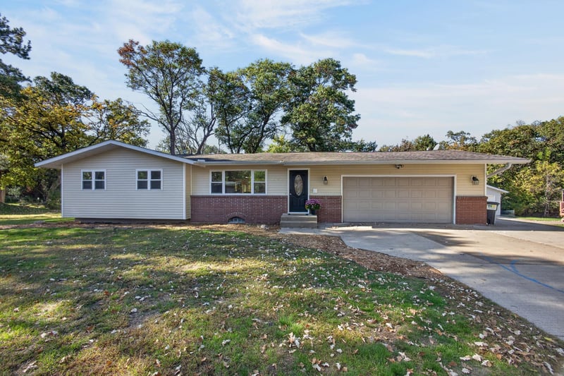 2555 Holly St S, Cambridge, MN 55008