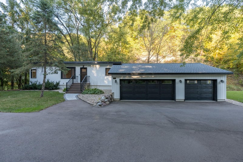 933 Thompson Ravine Rd, Mankato, MN 56001