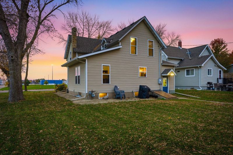 651 2nd St S, Winsted, MN 55395