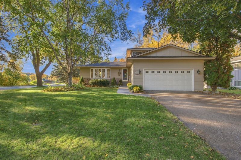 11115 Lanewood Cir, Eden Prairie, MN 55344