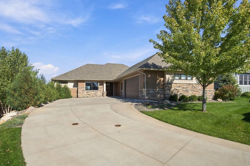 25 Phoebe Ln, North Oaks, MN 55127