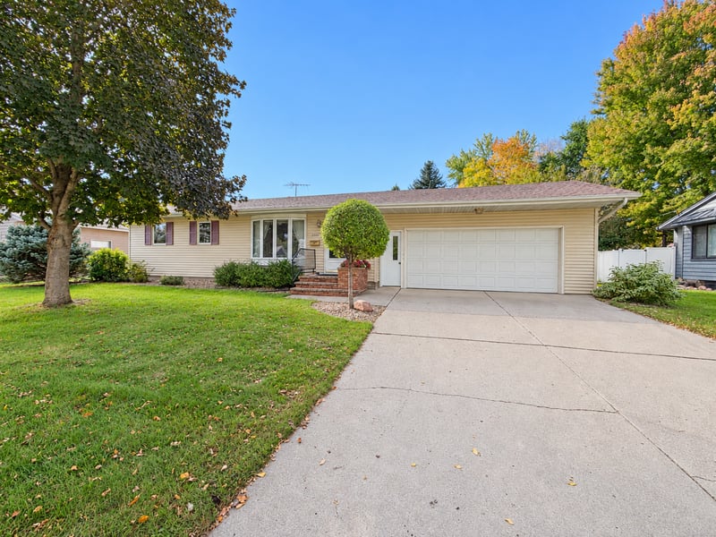 1113 N Cedar St, Luverne, MN 56156