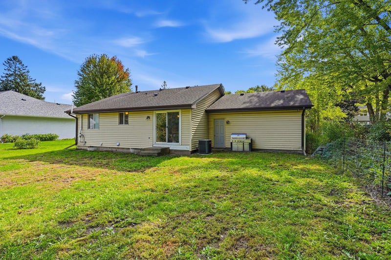 2657 5th St E, Maplewood, MN 55119