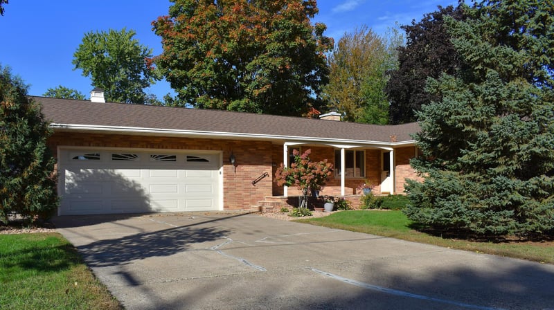 617 2nd St NE, Osseo, MN 55369
