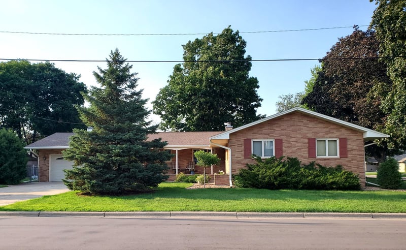 617 2nd St NE, Osseo, MN 55369
