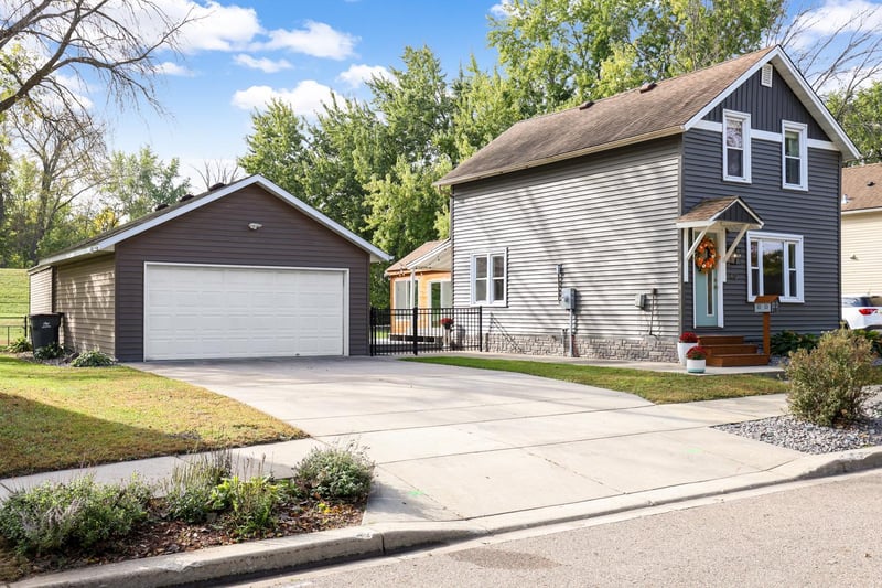 412 E 1st St, Chaska, MN 55318