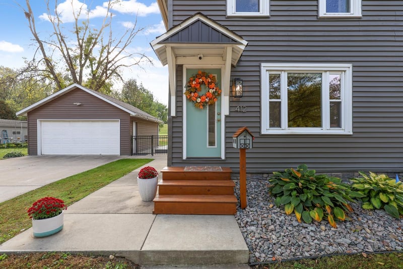 412 E 1st St, Chaska, MN 55318