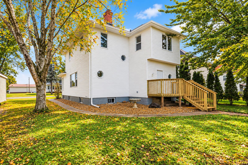 403 2nd St, Lyle, MN 55953