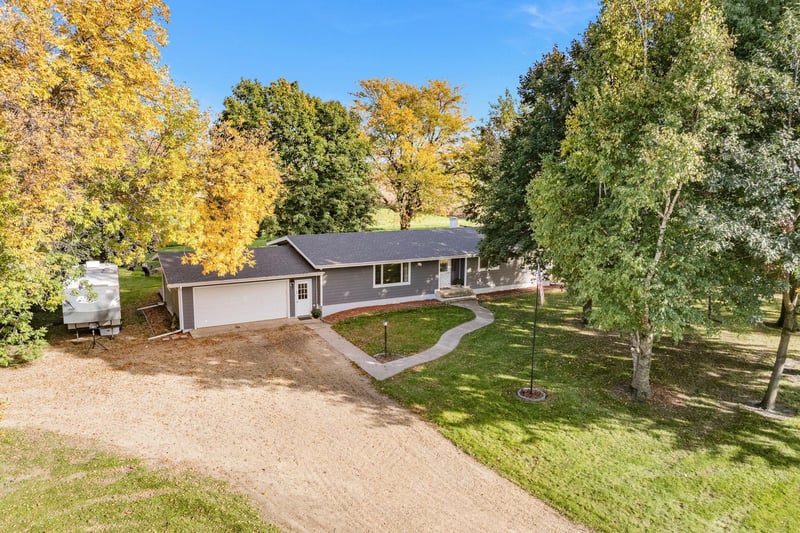11404 330th Ave, Blue Earth, MN 56013