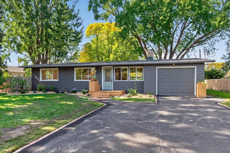 2999 Asbury St, Roseville, MN 55113