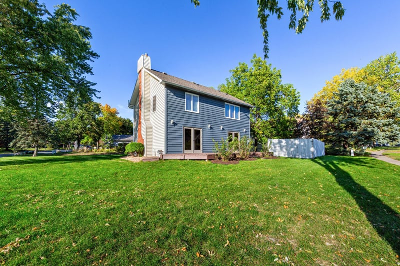 800 Crystal Lake Rd E, Burnsville, MN 55306