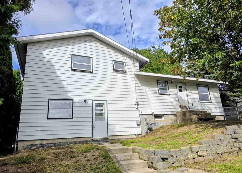 15 11th St NW, Chisholm, MN 55719