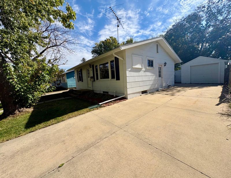 302 2nd St SE, Stewartville, MN 55976