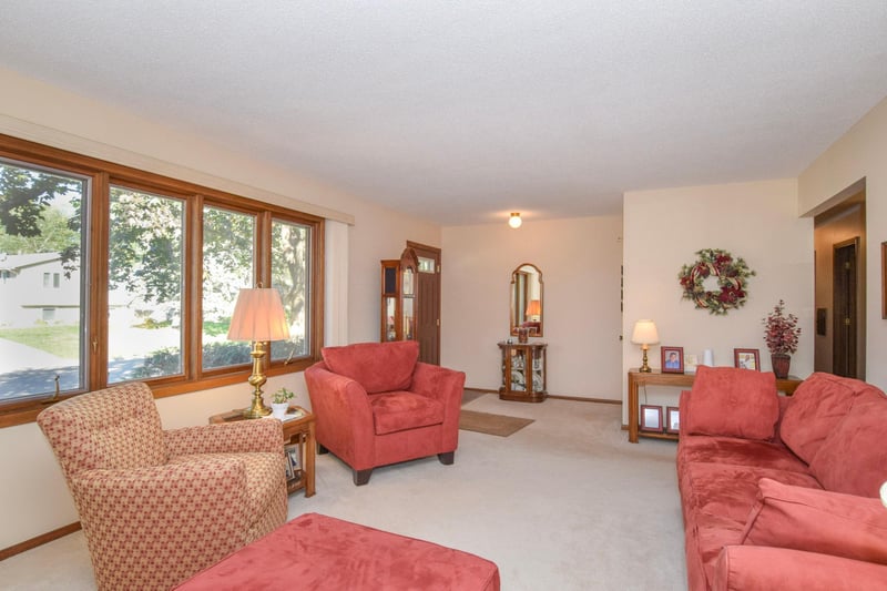 2376 Standridge Ave, Maplewood, MN 55109