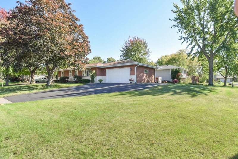 2376 Standridge Ave, Maplewood, MN 55109