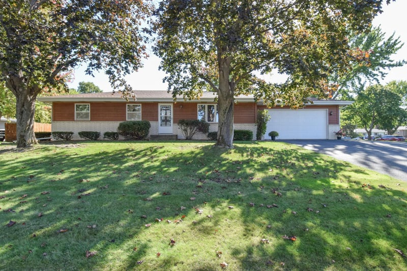 2376 Standridge Ave, Maplewood, MN 55109