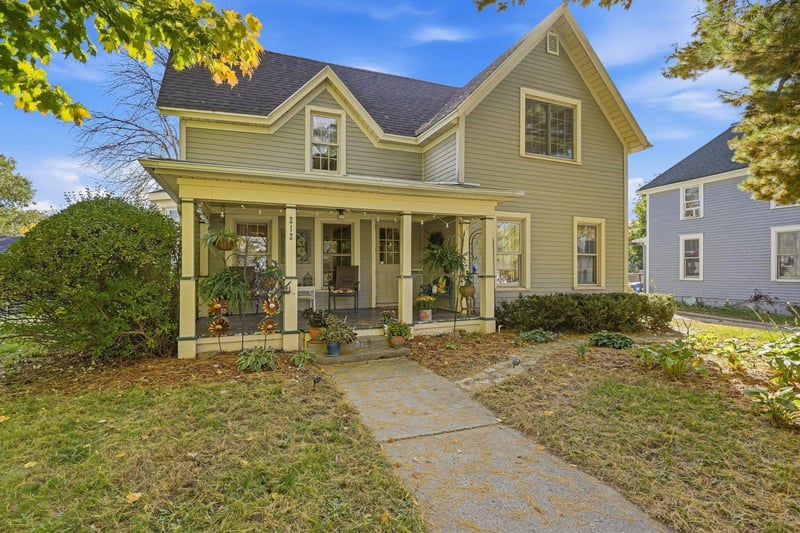 212 6th St E, Northfield, MN 55057