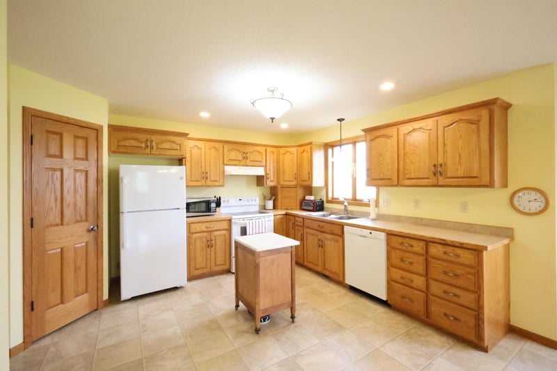 605 Cottonwood Ave, Litchfield, MN 55355