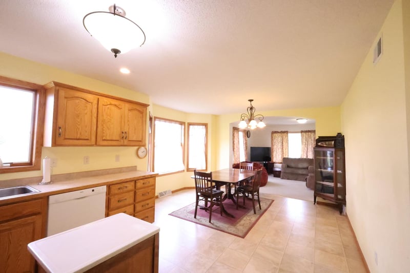 605 Cottonwood Ave, Litchfield, MN 55355