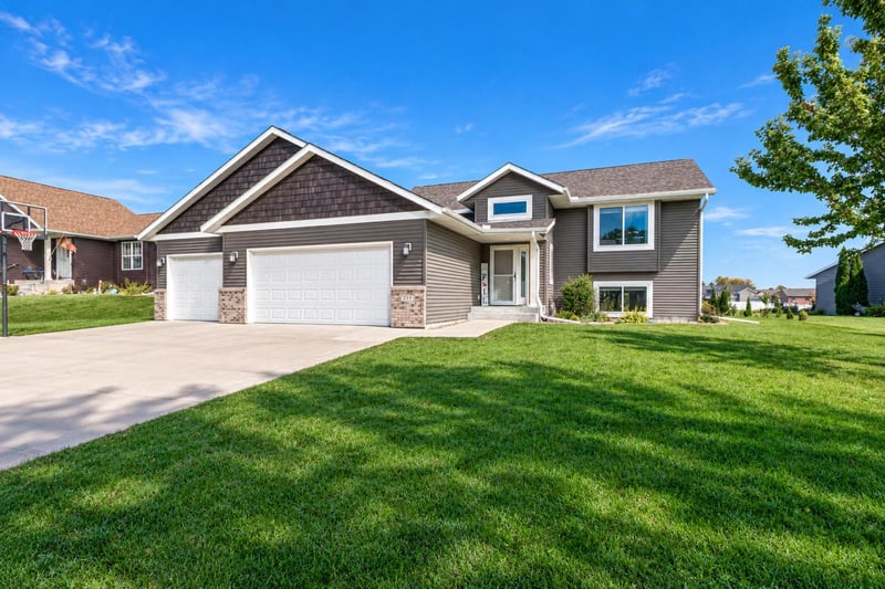 233 Oak Dr, Eagle Lake, MN 56024