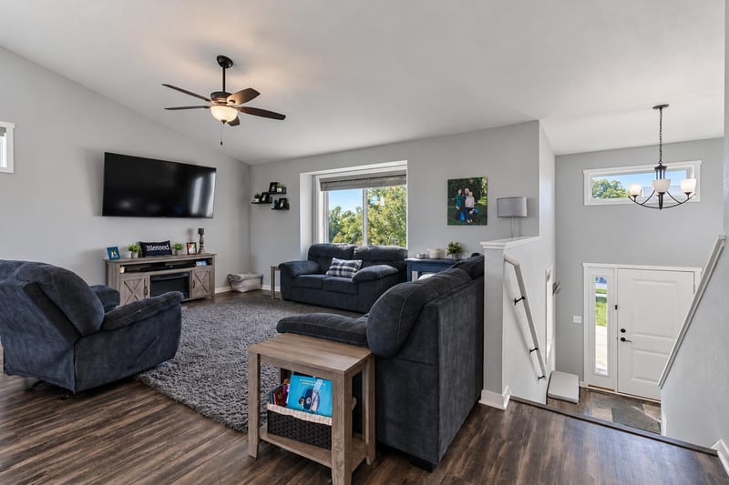 233 Oak Dr, Eagle Lake, MN 56024