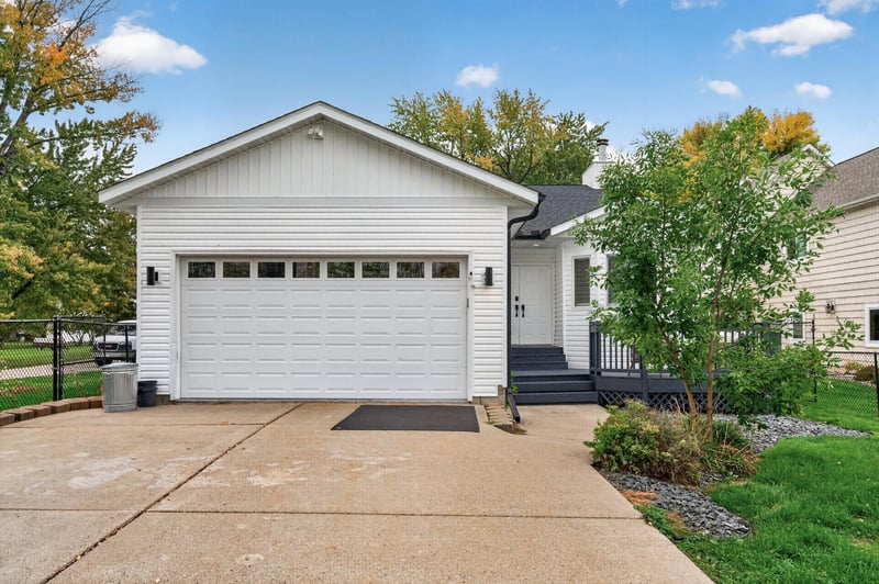 1055 N Shore Dr, Forest Lake, MN 55025