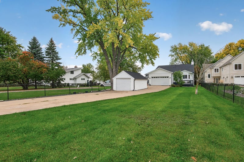 1055 N Shore Dr, Forest Lake, MN 55025