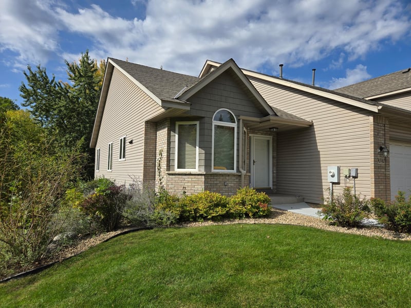 9141 Medley Cir, Golden Valley, MN 55427