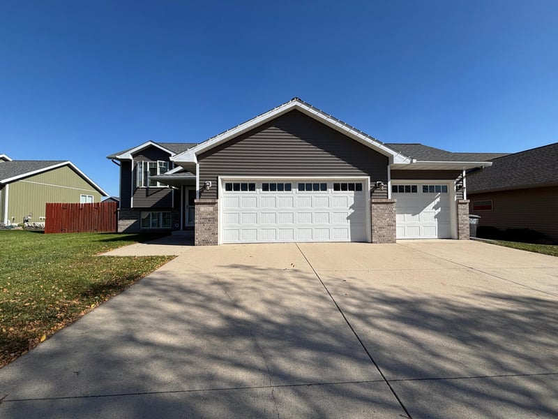 224 Creekside Dr, Eagle Lake, MN 56024